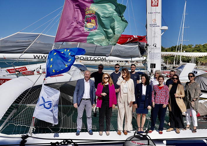 Foto Cinco proyectos sostenibles españoles navegan en catamarán hacia el Parlamento Europeo.